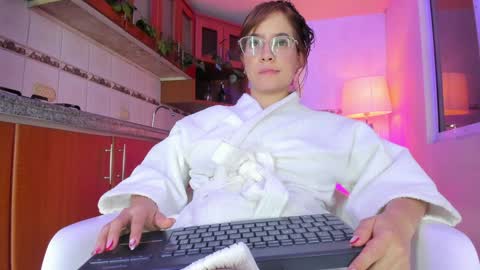 Snapshot of honey_fox01 chatting on January 9, 2025, 7:21 am HONEY online show from January 9, 2025, 7:21 am