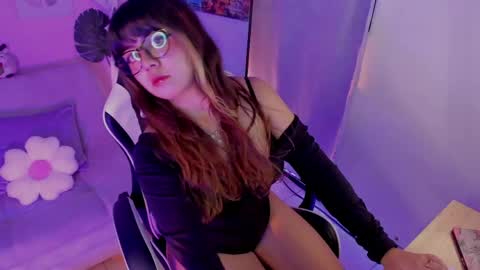 Snapshot of honey_m0on chatting on June 4, 2026, 6:58 pm Milenka online show from June 4, 2026, 6:58 pm
