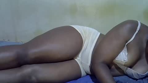 Snapshot of honey_sunshiny chatting on May 29, 2026, 7:39 am honey_sunshiny online show from May 29, 2026, 7:39 am
