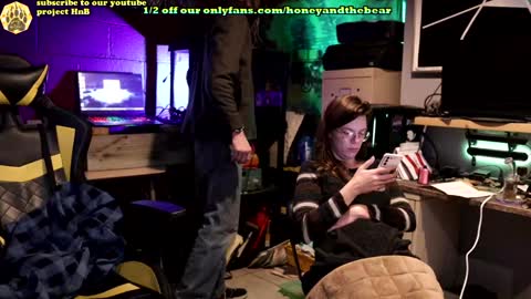 Honey and Bear online show from January 21, 2025, 3:37 am