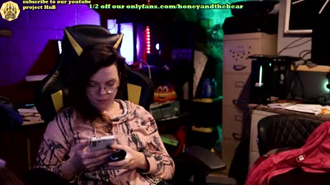 Honey and Bear online show from February 4, 2025, 3:22 am
