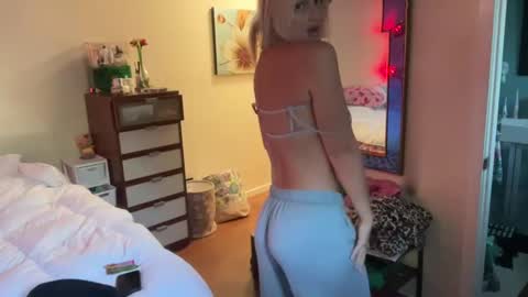 Snapshot of honeybun_z chatting on February 9, 2025, 6:26 pm honeybun_z online show from February 9, 2025, 6:26 pm