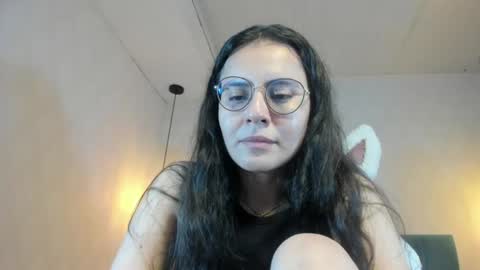 Snapshot of honeybuu_ chatting on July 10, 2026, 3:03 pm Emily online show from July 10, 2026, 3:03 pm