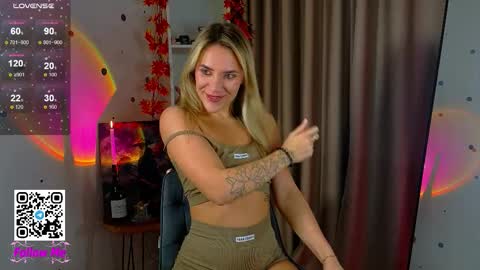 Snapshot of honeyjohansson_ chatting on October 15, 2025, 3:56 pm Alina online show from October 15, 2025, 3:56 pm