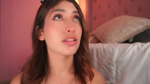 Snapshot of honeyymoonn_ chatting on February 14, 2026, 7:43 pm Honey Moon Help me to reach 100 thumbs up online show from February 14, 2026, 7:43 pm