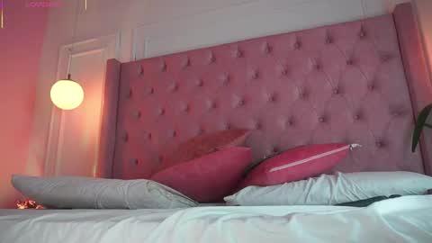 Snapshot of honeyymoonn_ chatting on April 20, 2026, 7:26 pm Honey Moon Help me to reach 100 thumbs up online show from April 20, 2026, 7:26 pm