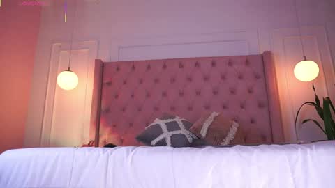 Snapshot of honeyymoonn_ chatting on May 1, 2026, 7:40 pm Honey Moon Help me to reach 100 thumbs up online show from May 1, 2026, 7:40 pm