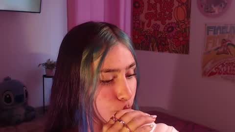 Snapshot of honeyypeaach chatting on December 11, 2024, 10:27 pm online show from December 11, 2024, 10:27 pm