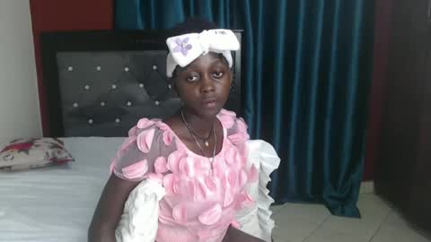 Snapshot of hornybella4 chatting on December 18, 2024, 12:10 am Bella online show from December 18, 2024, 12:10 am