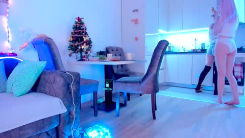 Snapshot of hornybunnys chatting on December 22, 2024, 10:04 pm Alex and Rosie online show from December 22, 2024, 10:04 pm