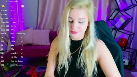 Snapshot of hot__blondie chatting on May 11, 2026, 5:24 am Veronica Vi online show from May 11, 2026, 5:24 am