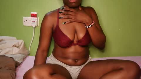 hot_latifah online show from November 9, 2025, 12:20 am