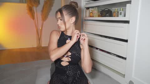 Bella online show from October 7, 2025, 8:50 pm