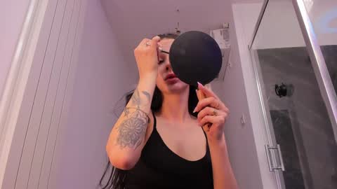 hotfallingdevil online show from March 18, 2026, 5:54 am