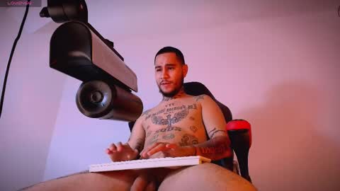 HoTLatinoX20CM online show from April 9, 2026, 4:23 pm