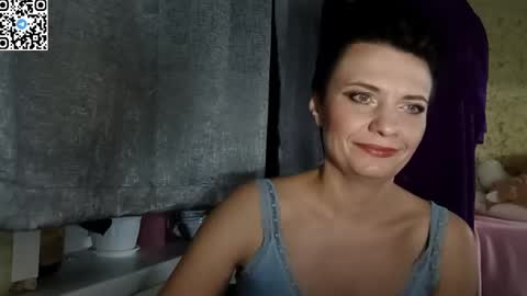 hotmamaqueen234 online show from April 16, 2026, 9:39 pm
