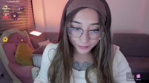 hottbee3645 online show from February 13, 2026, 9:33 pm