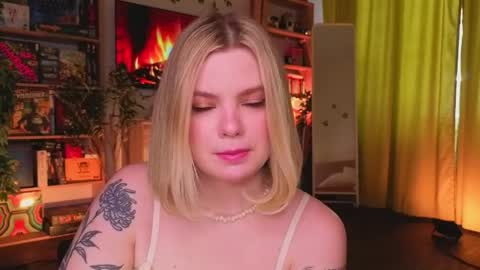 Snapshot of hottie_jane chatting on April 10, 2026, 12:54 pm Jane online show from April 10, 2026, 12:54 pm