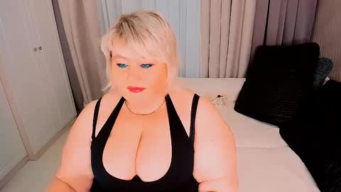 Snapshot of huge_booobs chatting on January 31, 2025, 6:36 pm milli online show from January 31, 2025, 6:36 pm