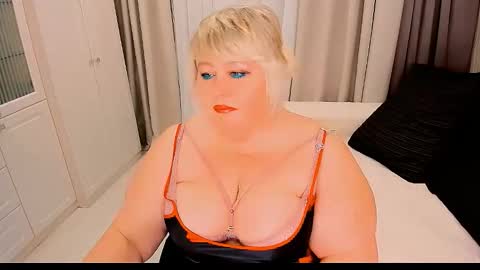 Snapshot of huge_booobs chatting on September 29, 2025, 6:35 pm milli online show from September 29, 2025, 6:35 pm