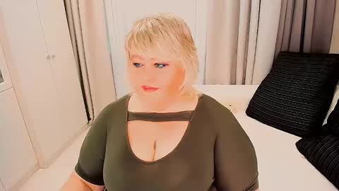Snapshot of huge_booobs chatting on October 15, 2025, 7:08 am milli online show from October 15, 2025, 7:08 am
