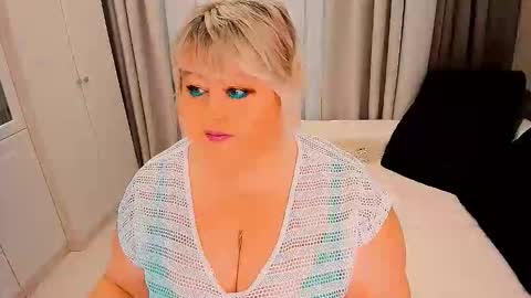 Snapshot of huge_booobs chatting on October 22, 2025, 7:08 am milli online show from October 22, 2025, 7:08 am