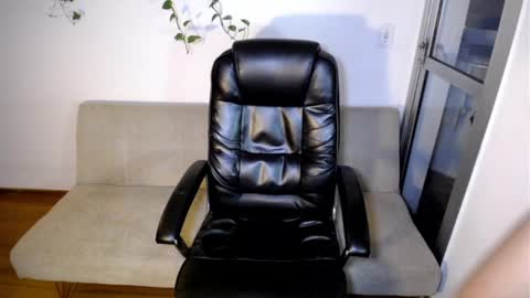 Snapshot of hunkyneighbor chatting on December 18, 2024, 10:35 pm leo online show from December 18, 2024, 10:35 pm