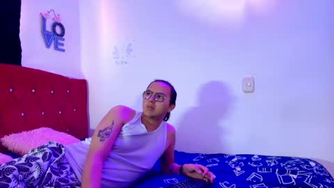 Snapshot of husbands_horny chatting on April 28, 2026, 1:05 pm husbands_horny online show from April 28, 2026, 1:05 pm