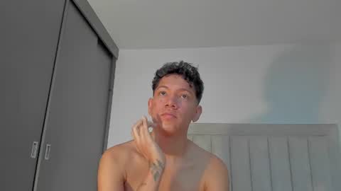 Snapshot of iamjulian_ chatting on June 19, 2026, 11:25 am Juliiiiian online show from June 19, 2026, 11:25 am