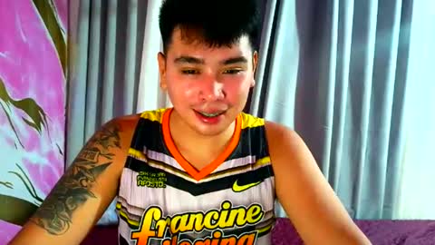 Snapshot of iconic_vince chatting on October 22, 2025, 12:27 pm iconic_vince online show from October 22, 2025, 12:27 pm