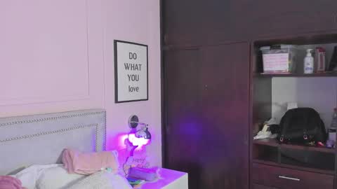 Snapshot of iliy_ chatting on February 14, 2025, 11:53 am ILY   online show from February 14, 2025, 11:53 am