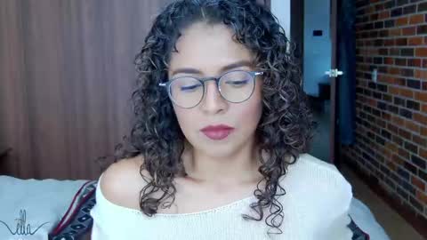 Snapshot of illaroom chatting on December 2, 2024, 6:43 pm Kloe online show from December 2, 2024, 6:43 pm