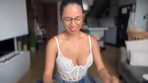 Kloe online show from November 11, 2025, 4:07 pm