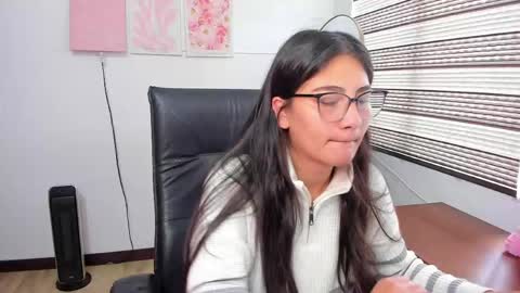 Mia online show from April 3, 2026, 1:42 pm