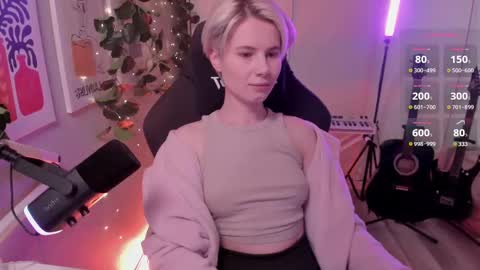 Mia online show from March 8, 2025, 1:03 pm