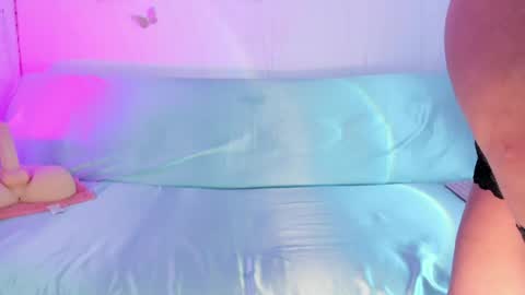 Snapshot of ineedmydaddy_ chatting on June 5, 2026, 1:23 am Luna online show from June 5, 2026, 1:23 am