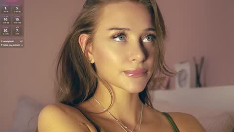 Im Senise Welcome to my room My instagram  online show from October 8, 2025, 7:17 am