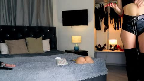 inviting_tina online show from April 6, 2026, 3:15 am