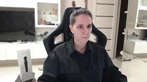 Irwi Tomboy online show from February 6, 2025, 7:29 pm