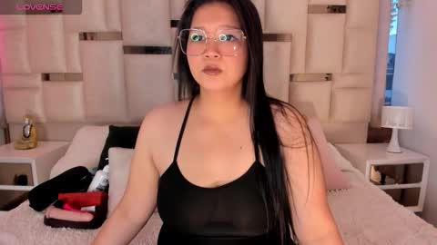 isa  rose online show from October 22, 2025, 10:37 am