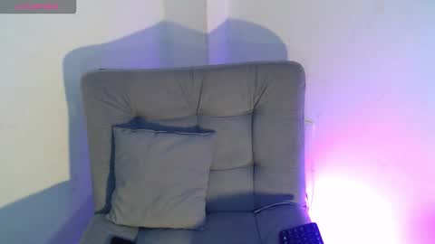 Isabella Hall online show from December 20, 2025, 3:02 am