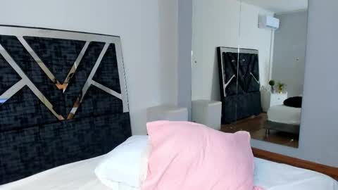 oIssaJonneso online show from October 1, 2025, 12:11 pm