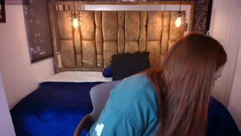 Snapshot of isa_thompson__ chatting on April 22, 2026, 11:56 am I S A online show from April 22, 2026, 11:56 am