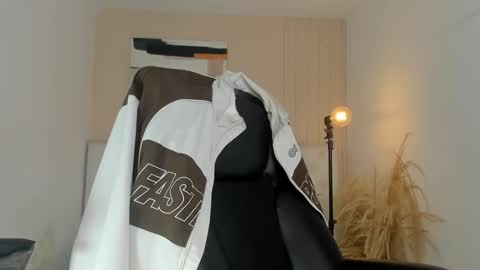 isaac_cryston online show from February 4, 2026, 10:04 pm