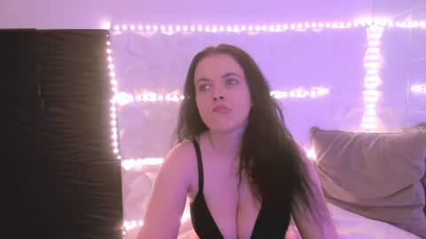 Snapshot of isabell3_ chatting on June 11, 2026, 4:32 am Isabelle online show from June 11, 2026, 4:32 am
