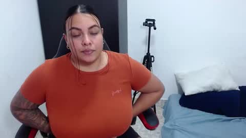 Snapshot of isabella_hots chatting on December 5, 2024, 9:06 pm  estefania online show from December 5, 2024, 9:06 pm