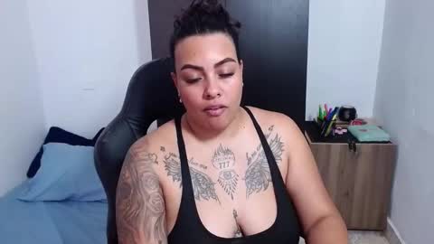 Snapshot of isabella_hots chatting on January 22, 2025, 8:38 pm  estefania online show from January 22, 2025, 8:38 pm