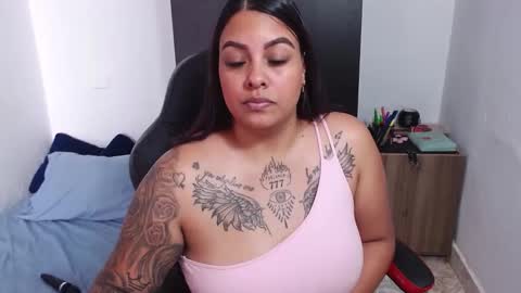 Snapshot of isabella_hots chatting on January 23, 2025, 4:04 pm  estefania online show from January 23, 2025, 4:04 pm