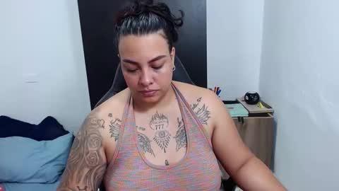 Snapshot of isabella_hots chatting on February 5, 2025, 10:51 am  estefania online show from February 5, 2025, 10:51 am