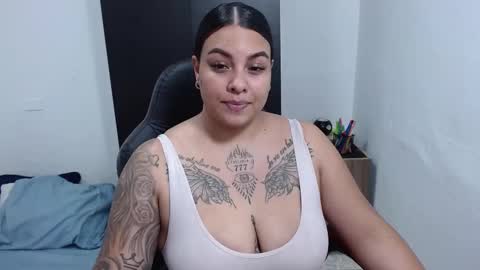 Snapshot of isabella_hots chatting on February 14, 2025, 3:36 pm  estefania online show from February 14, 2025, 3:36 pm